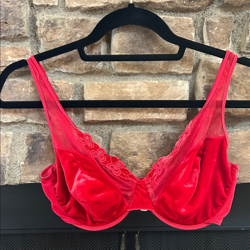Marilyn Monroe by WARNERS Elegant Red Lace Women's Bra. 36 D